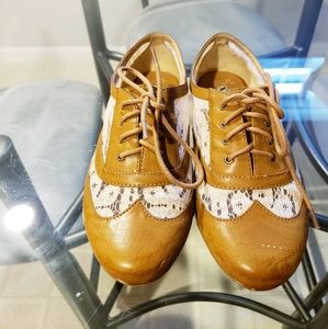 Xoxo tan and cream lace Oxford shoes